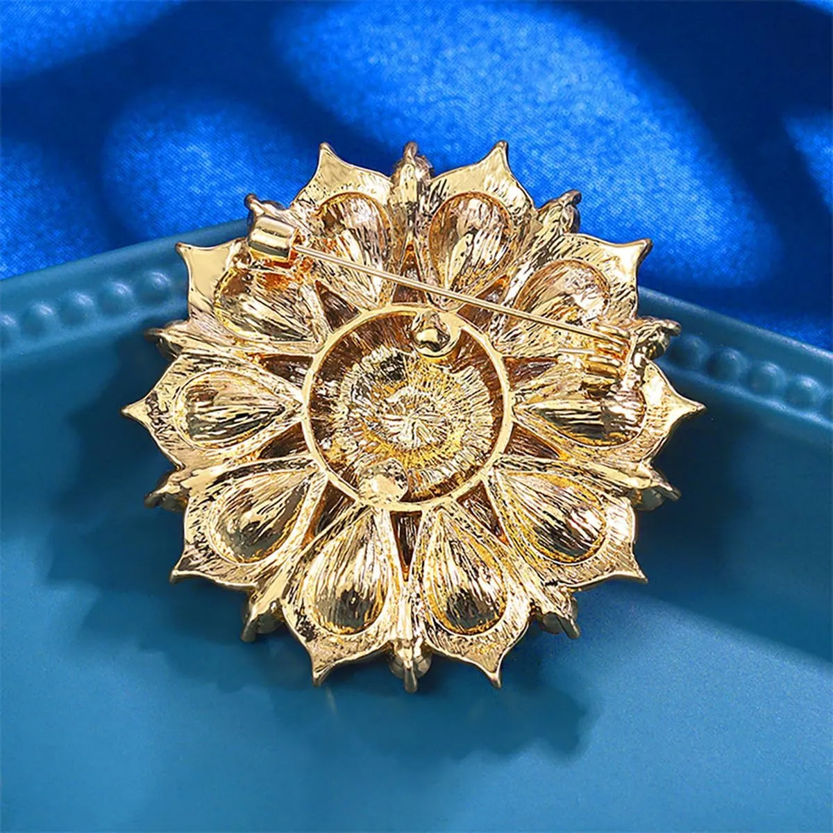 Rhinestone Crystal Flower Brooch Pin Sparkling Large Crystal Sunflower Brooch Vintage Floral Lapel Pins Rhinestone Flower Bouquet Broochs Rose Snowflake Broochs Wedding Bridal Dress Jewelry for Women